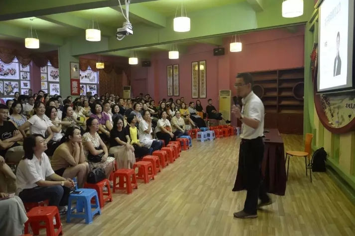 孩子有網(wǎng)癮怎么辦？研究院專家入校為家長解惑