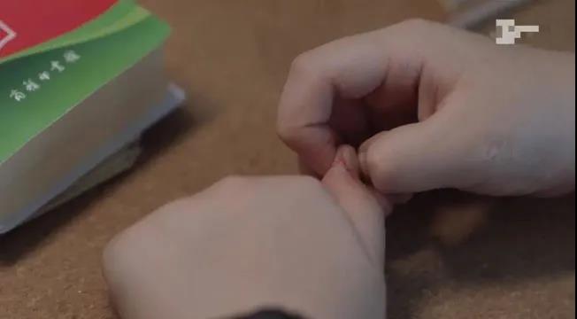 孩子咬指甲什么原因 孩子咬指甲什么原因