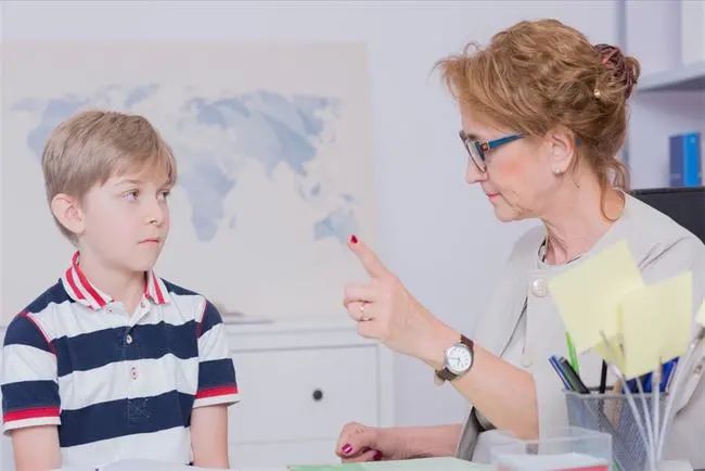 孩子不開心就打人怎么辦？家長這么做比批評更有效！